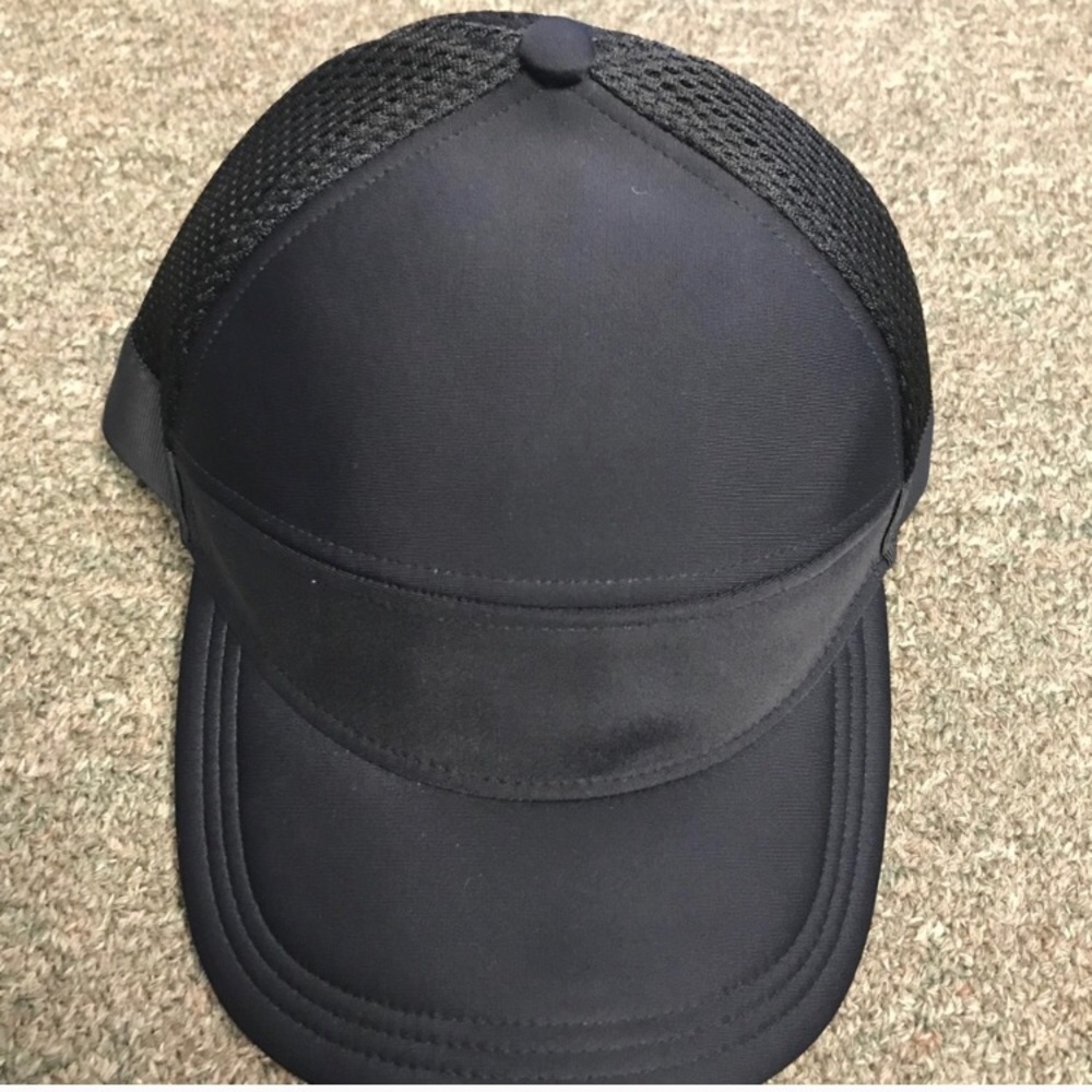 Black Lululemon Dash and Splash Cap